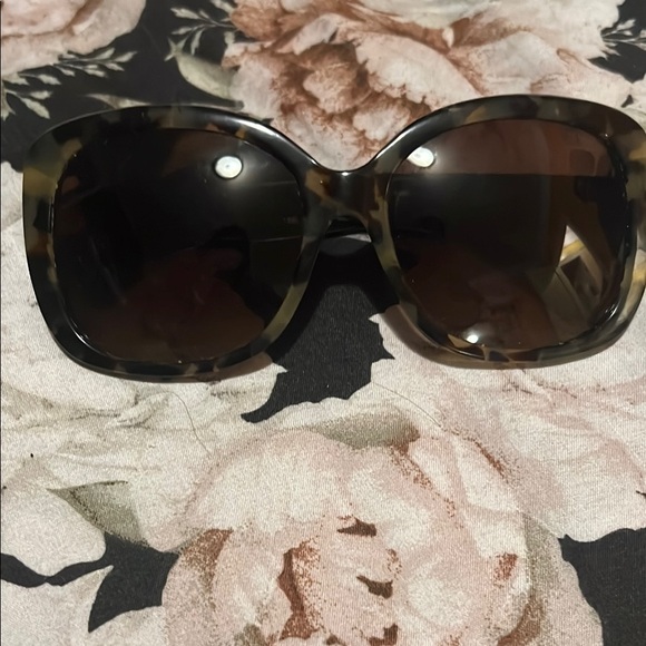 Brown Sunglasses with Oversized Frame and Gradient Lenses - Picture 1 of 1